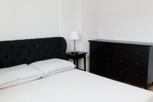 New, modern apartment near Riga center tesisinde bir odada yatak veya yataklar
