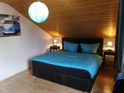 um quarto com uma cama e um tecto em madeira em Ferienwohnung Glückskinder em Rust