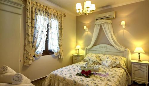 מיטה או מיטות בחדר ב-Adastra Ithaca Luxury Suites