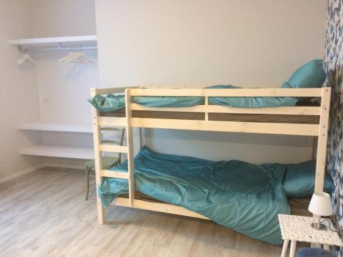 Cette chambre comprend 2 lits superposés. dans l'établissement ChilloutOostende, à Ostende