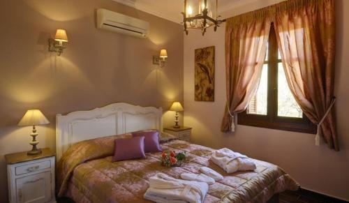 Säng eller sängar i ett rum på Adastra Ithaca Luxury Suites