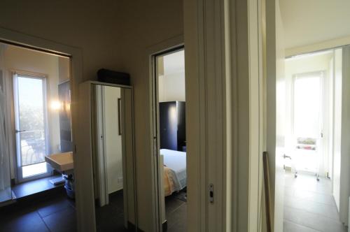 una camera con un letto e una finestra di Art House Quartu - Margine Rosso a Quartu SantʼElena