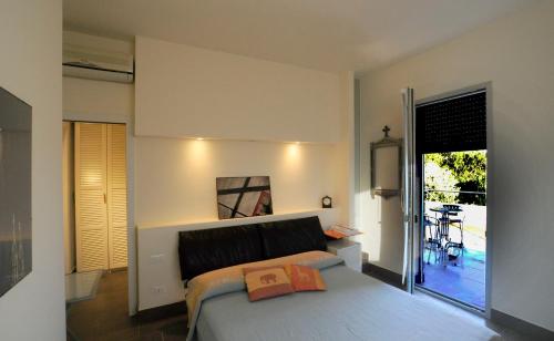 una camera con letto e vista su un patio di Art House Quartu - Margine Rosso a Quartu SantʼElena