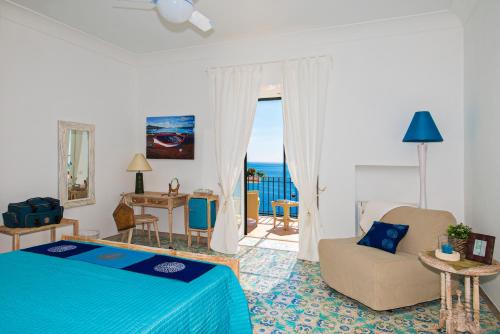 1 dormitorio con 1 cama y sala de estar en Casalbivio Positano, en Positano