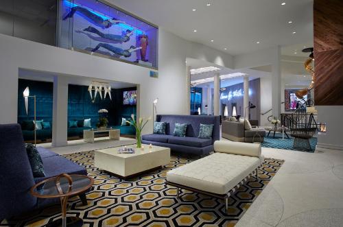 a living room with blue couches and a couch at Hard Rock Hotel Daytona Beach in Daytona Beach