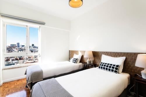 リスボンにあるWHome | Anjos Stylish Apartment #6の窓付きの部屋 ベッド2台