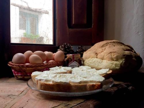 a plate of bread and eggs on a table at Casa Farfarnicola in Aguafría
