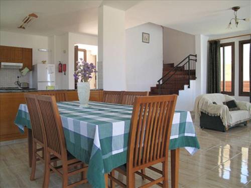 Posezení v ubytování Chriseleni Latchi Villas