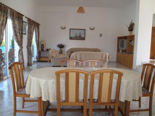 Posezení v ubytování Chriseleni Latchi Villas