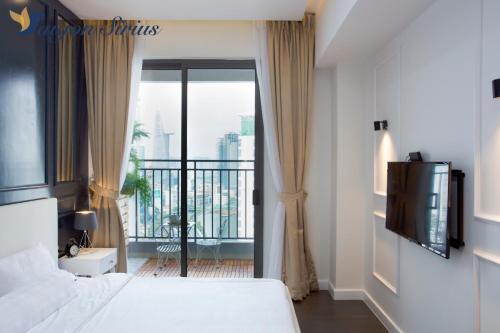 een hotelkamer met een bed en een balkon bij Saigon Sirius in Ho Chi Minh-stad