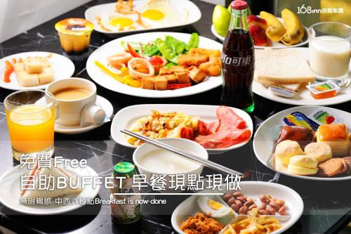 a table topped with plates of food and drinks at Six Star Motel-Zhongli in Zhongli