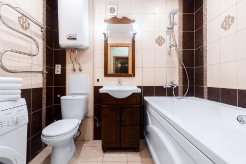 トムスクにある2к квартира в Ленинском районеのバスルーム(トイレ、洗面台、バスタブ付)