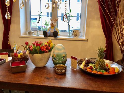 a table topped with bowls of fruit and vegetables at Hotel Mariahilf München in Munich