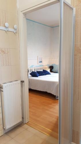 una puerta abierta a un dormitorio con cama en Buio Pesto B&B, en Ceparana