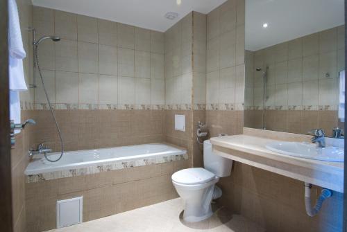 Ένα μπάνιο στο Perla Sun Beach Hotel - All Inclusive