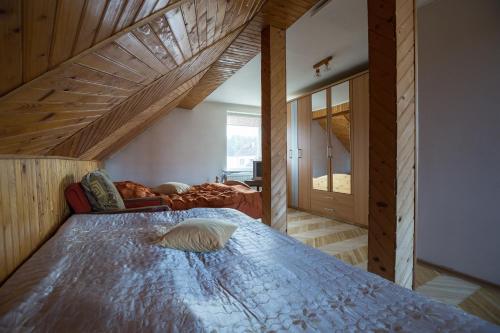 um quarto com uma cama grande num quarto em Svečiuose pas Aldoną em Druskininkai