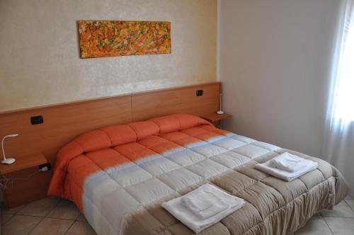 a bedroom with a bed with two towels on it at Borgo Piccolo in Cavaion Veronese