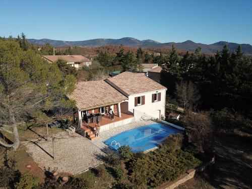 une vue aérienne d'une maison avec piscine dans l'établissement Au Soleil Levant, à Le Bosc