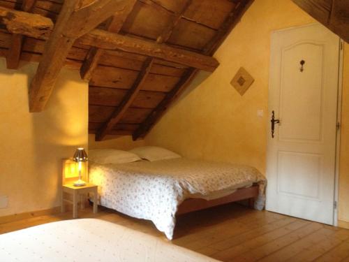 ジェドルにあるGrange de Trabés n°1の木製の天井の客室で、ベッドルーム1室(ベッド1台付)