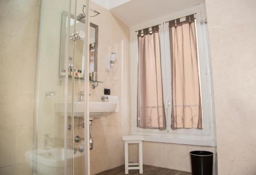 y baño con lavabo y ducha. en Inn Rome Rooms & Suites, en Roma