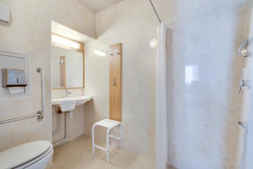 Koupelna v ubytování B&B HOTEL FREJUS Puget-sur-Argens