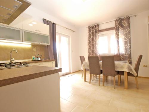 Kuchyňa alebo kuchynka v ubytovaní Apartments Stjepan 1573