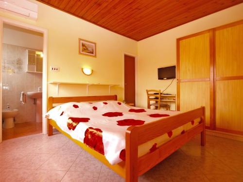 Ένα ή περισσότερα κρεβάτια σε δωμάτιο στο Apartments Luciano 1576