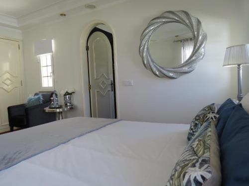 a bedroom with a bed and a mirror on the wall at Villa Moments - Guest House in Portimão