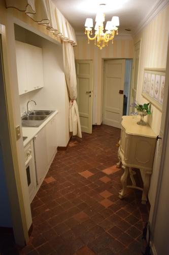 una cucina con lavandino e piano di lavoro di Palazzo Tucci Apartments a Lucca