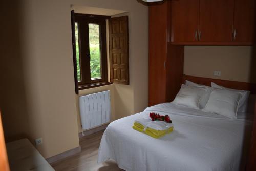 sypialnia z łóżkiem z żółtą tacą z kwiatami w obiekcie Casa Rustica Isabel VT PO 00166 w mieście Sacos
