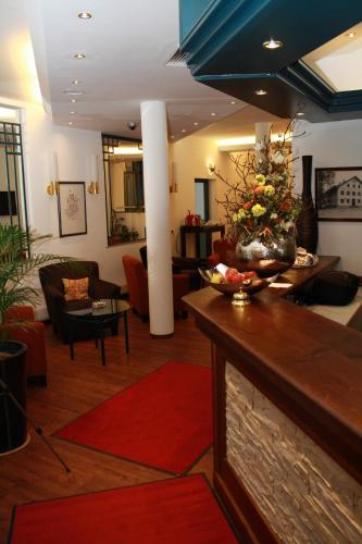a lobby with a living room with a table at Stadthotel Berggeist in Penzberg