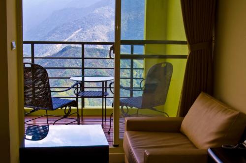 a living room with a couch and a table and chairs at Sunnydale B&B in Ren'ai