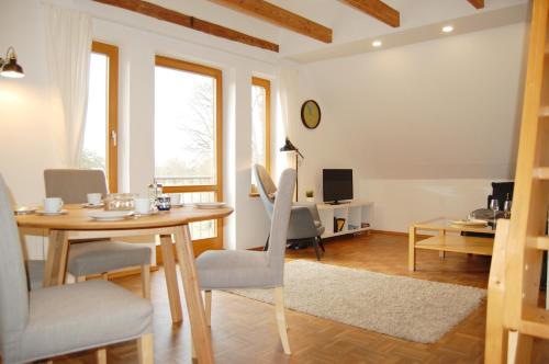 a living room with a table and chairs in a room at Landurlaub auf Hinners-Hoff in Bendingbostel