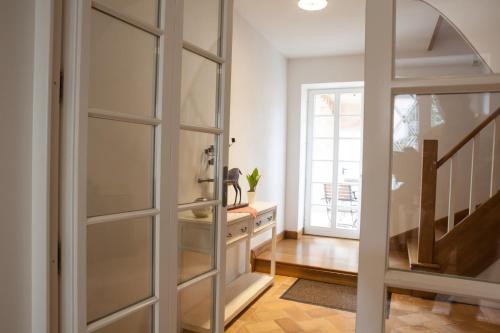 a glass door leading into a room with a staircase at Weingut & Gästehaus GiwerGreif in Wasserliesch