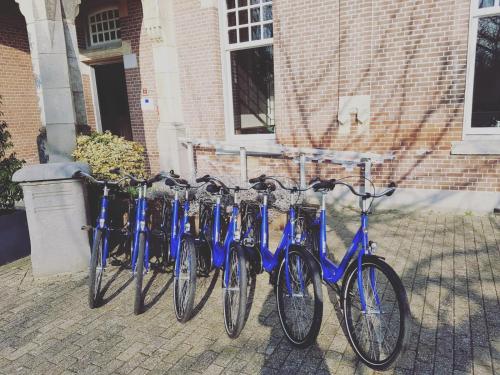 bicycles parked in front of a building at Rijksmonument Hotel de Sprenck in Middelburg