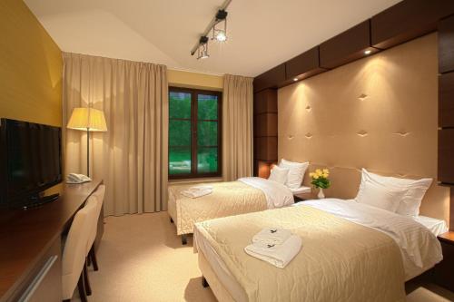 Un pat sau paturi într-o cameră la Pensjonat Kazimierski