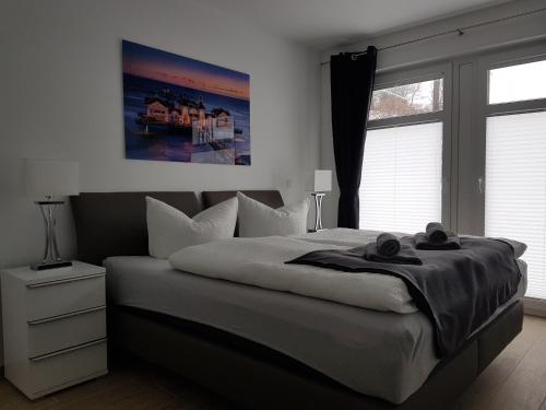 una camera da letto con un letto e due asciugamani di Villa Louisa - Liegestuhl 45 a Ostseebad Sellin