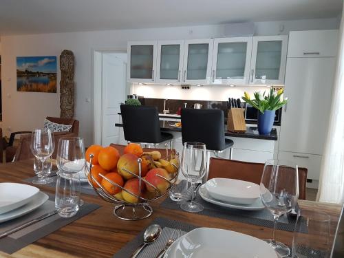 un tavolo da pranzo con una ciotola di frutta sopra di Villa Louisa - Liegestuhl 45 a Ostseebad Sellin