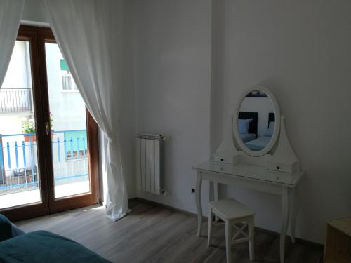 a white room with a mirror and a table at Lucy Home in Sorrento