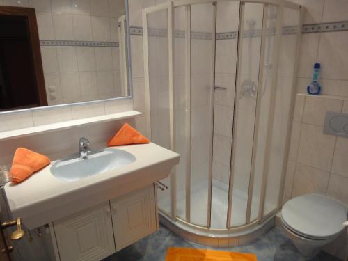ラートシュタットにあるAppartementhaus Mariaのバスルーム(シャワー、洗面台、トイレ付)
