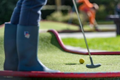 a person is playing golf with a ball on the ground at Floreal Nieuwpoort in Nieuwpoort