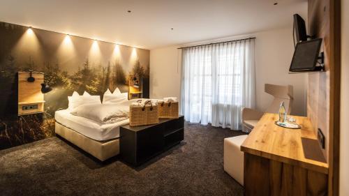 Bollenhuthotel Kirnbacher Hof tesisinde bir odada yatak veya yataklar
