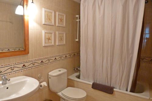 ネルハにあるRubarsal, Nerja BLUEWATER VILLASのバスルーム(トイレ、洗面台、シャワー付)