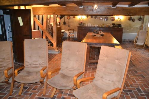 ショーモン・シュル・ロワールにあるGite de la Ronceraieのテーブルと椅子付きのキッチンが備わる客室です。