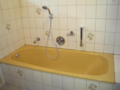 eine Badewanne mit Dusche im Bad in der Unterkunft Ferienwohnungen Tillian in Hermagor