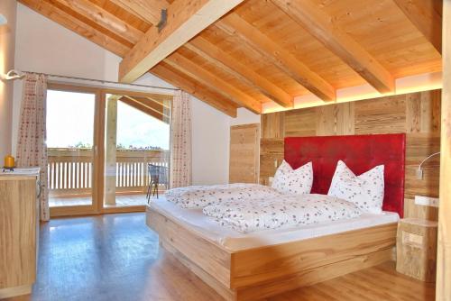 A bed or beds in a room at Residence Blumenthalerhof