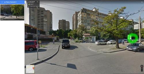 een weergave van een stadsstraat met auto's en verkeer bij Comfortable flat near the Dnieper river in Kyiv in Kiev