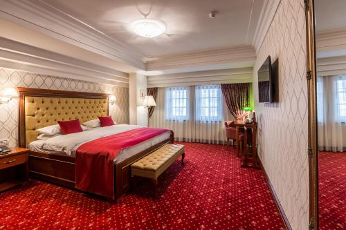 Łóżko lub łóżka w pokoju w obiekcie Classic Hotel Prizren