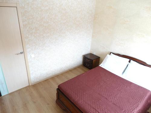 トゥーラにあるInndays on Liteinaya 22aのベッドルーム1室(赤い毛布とナイトスタンド付きのベッド1台付)