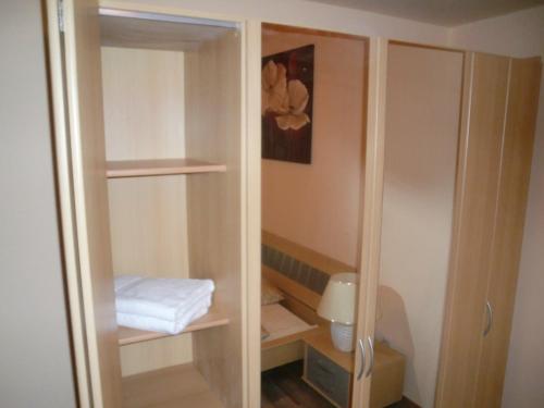ein Schrank mit weißen Handtüchern in einem Zimmer in der Unterkunft City Apartment in Nürnberg am Bahnhof in Nürnberg